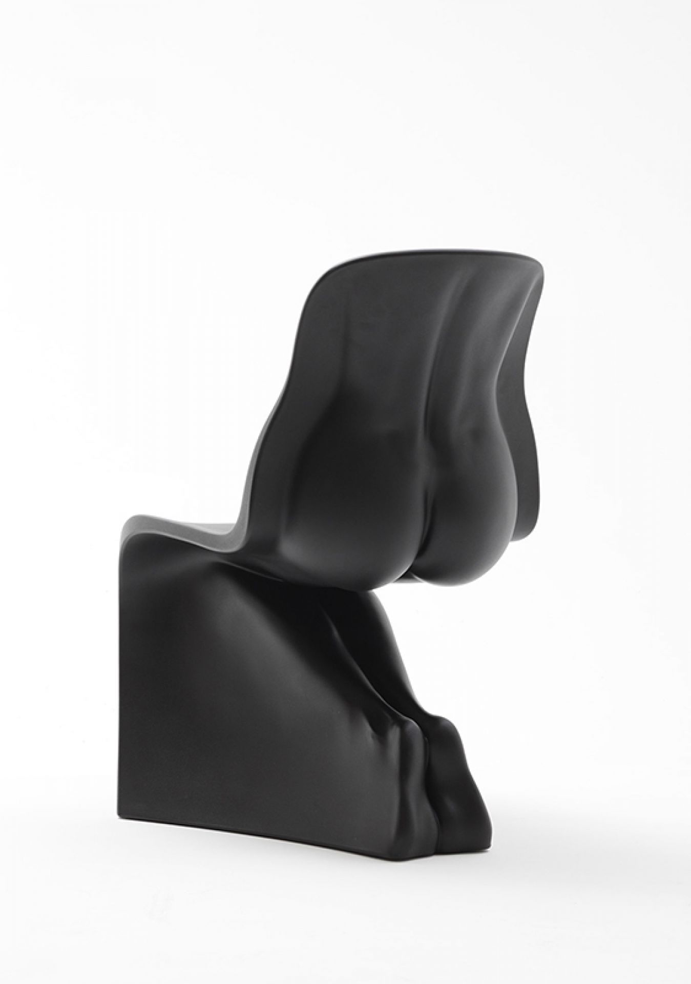 Her Opaca Stuhl in Schwarz Matt von Casamania Horm. Design Stuhl für modernes Wohnen.